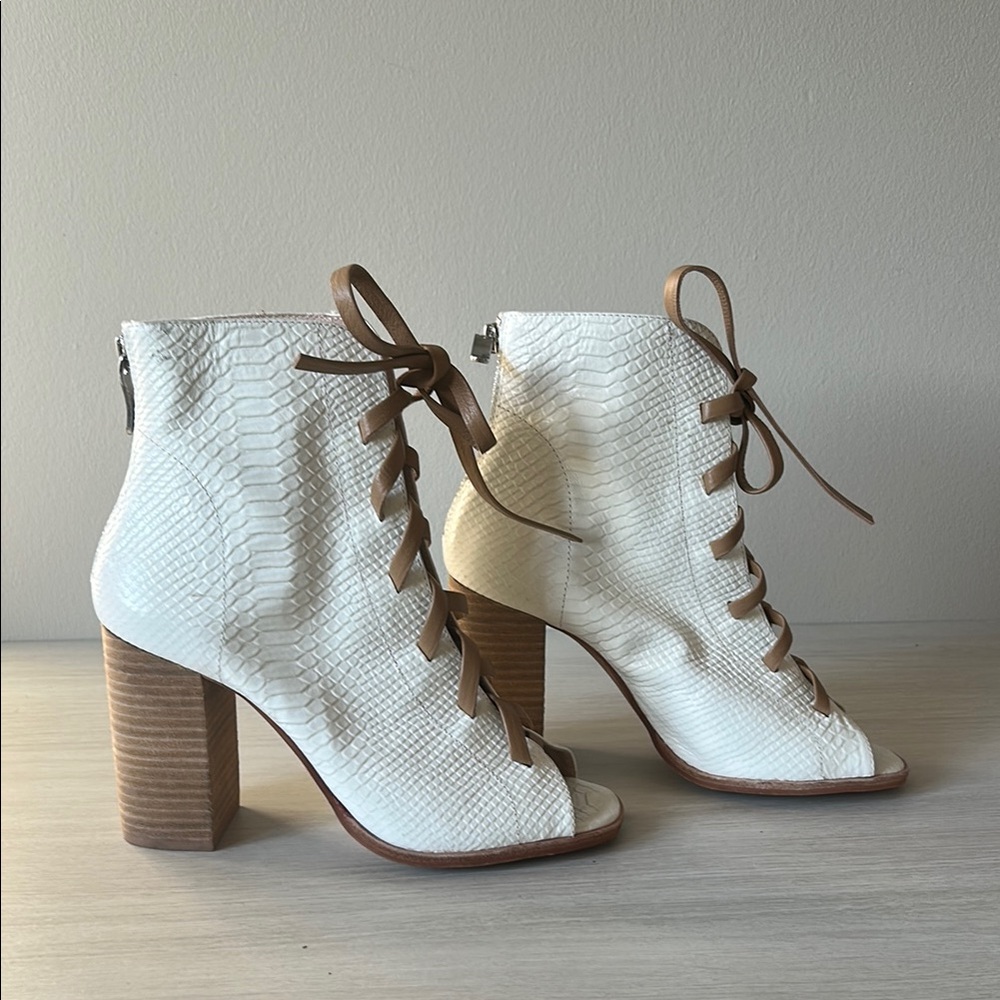 CHINESE LAUNDRY KRISTEN CAVELLARI Elegant White Lace-Up Ankle Sleeve Boots